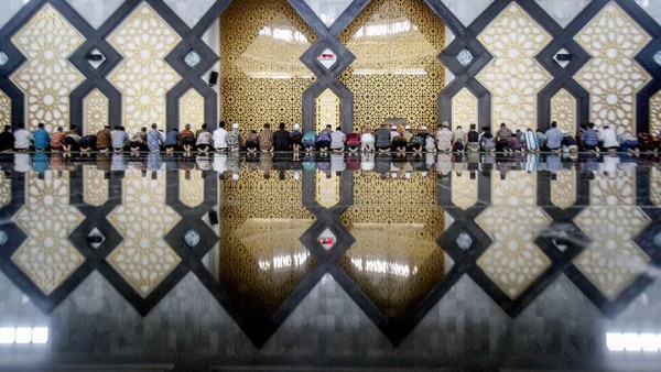 Momen Salat Gerhana Matahari di Bogor