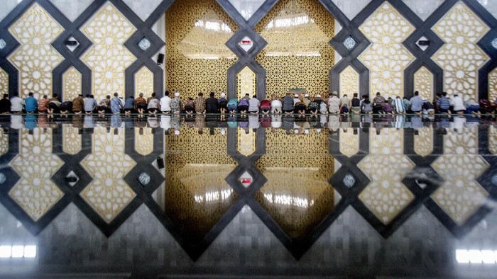 Sejumlah warga melaksanakan shalat Kusuf (shalat gerhana matahari) di Mesjid Agung Baitul Faidzin, Cibinong, Bogor, Jawa Barat, Kamis (26/12/2019). Sebagian wilayah di Indonesia, pada Kamis (26/12), akan dilintasi gerhana matahari cincin, sejumlah masjid dijadwalkan menggelar shalat gerhana matahari (Kusuf). ANTARA FOTO ANTARA FOTO/Yulius Satria Wijaya/nz