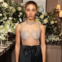 Adwoa AboahPenampilan model Inggris berambut cepak ini tak kalah mencuri perhatian selama 2019. Salah satu yang membuatnya jadi perbincangan adalah ketika memakai karya Ashley Williams berikut di BAFTA Breakthrough Brits. Ia tampil berisiko dengan atasan transparan dengan aksen jaring-jaring laba-laba. Foto: Instagram