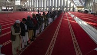 Sejumlah warga melakukan salat gerhana di Masjid Faisal yang berada di Kota Islamabad. Pakistan, saat Gerhana Matahari tengah berlangsung di wilayah tersebut. AP Photo/B.K. Bangash.