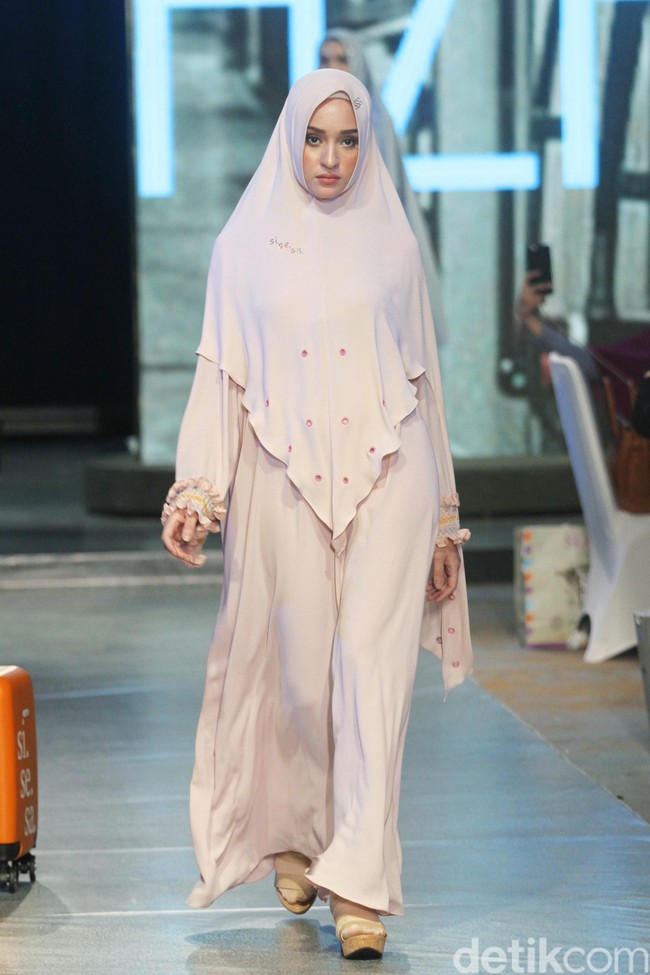 Fashion show Si.Se.Sa menampilkan koleksi busana muslim untuk liburan yang berkonsep syari di InterContinental Hotel Jakarta, Selasa [3/12/2019]. Foto: Mohammad Abduh/Wolipop