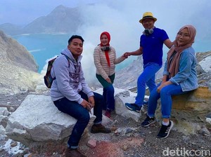 Saat Ridwan Kamil dan Keluarga Daki Kawah Ijen dan Nikmati Blue Fire