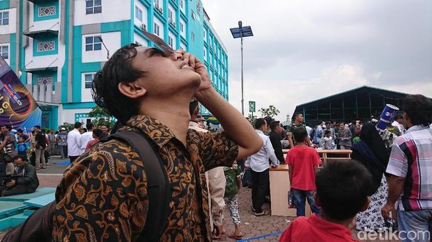 Warga diberikan kacamata gratis untuk melihat gerhana