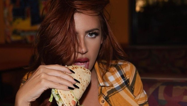 Meskipun tak mengakui bahwa dirinya menjalani operasi plastik, Amanda mengungkapkan bahwa penampilannya kini sangat bermanfaat bagi kariernya. Influencer ini berhasil menjadi model dan menghasilkan banyak uang. Foto: Instagram