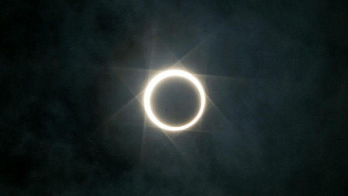 Gerhana matahari cincin di langit kota Batam, Kepulauan Riau, Rabu (26/12/2019). ANTARA FOTO/M N Kanwa/nz