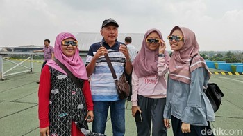 Banyak pengunjung yang datang dari daerah Jabodetabek ke PP Iptek TMII. Mereka senang bisa melihat momen Gerhana Matahari Cincin di penghujung tahun 2019 (Aisyah Kamaliah/detikcom)