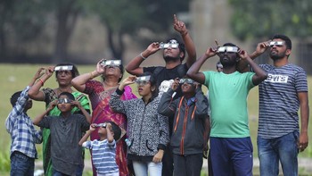 Anak-anak di India begitu antusias melihat fenomena alam Gerhana Matahari. Foto: AP Photo/Mahesh Kumar A