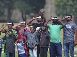 Keseruan Berburu Gerhana Matahari Cincin di Berbagai Negara