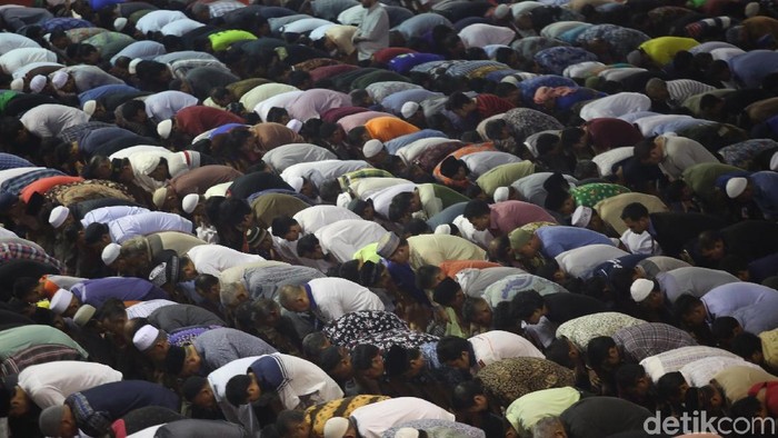 Sejumlah masjid di Jakarta dijadwalkan menggelar sholat sunah kusuf atau sholat gerhana matahari selepas Dzuhur. Salah satunya di Masjid Istiqlal.