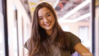 Si cantik ini memang punya pesona magis dalam senyumnya. Foto: Hanif Hawari/detikHOT