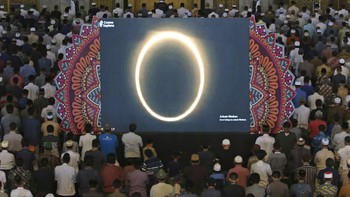 Suasana salat gerhana di masjid yang berada di Surabaya, Jawa Timur.  di Foto: AP Photo