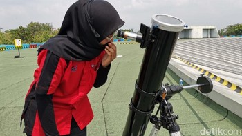 Dari pertama bersinggungan sampai selesai itu dari 10.42 - 14.23 WIB. Puncak gerhana matahari di Jakarta adalah pukul 12.36 WIB (detikINET/Aisyah Kamaliah)