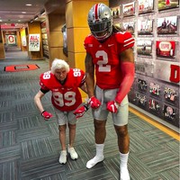 Wah kalau di foto ini sang nenek terlihat sangat macho dengan kostum football bernomor 99. Jika dibandingkan dengan orang di sebelahnya, sang nenek terlihat sangat mungil ya? Foto: Instagram @smoothsmith8