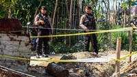 Polisi berjaga di samping bom rakitan saat sebelum dievakuasi oleh personel Jihandak JIBOM Jeulikat Brimob Polda Aceh. ANTARA FOTO/Rahmad.