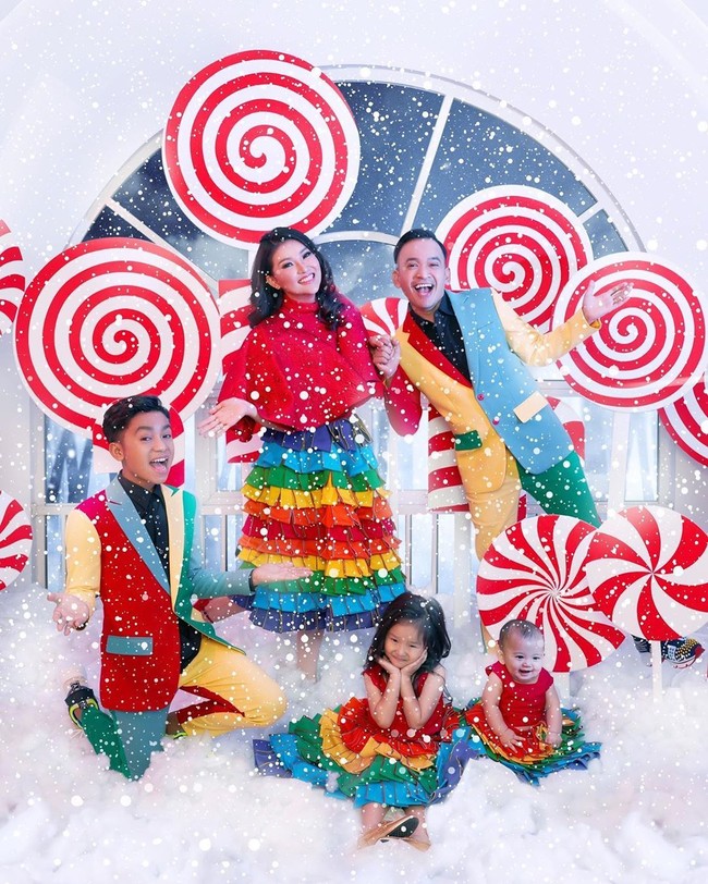 The Onsu Family tampil ceria dan penuh warna dalam pemotretan edisi Natal tahun ini. Kehadiran Thania dan Betrand Peto meenjadi kado Natal terindah untuk pasangan Ruben dan Sarwendah. Tema pemotretan bertaburan permen lolipop dengan properti yang menyerupai salju. Foto: instagram @ruben_onsu