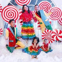 The Onsu Family tampil ceria dan penuh warna dalam pemotretan edisi Natal tahun ini. Kehadiran Thania dan Betrand Peto meenjadi kado Natal terindah untuk pasangan Ruben dan Sarwendah. Tema pemotretan bertaburan permen lolipop dengan properti yang menyerupai salju. Foto: instagram @ruben_onsu