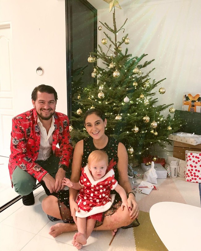Marissa Nasution yang sedang mengandung anak keduanya merayakan Natal di Singapura bersama dengan suami, Benedict Brueggemann dan anak pertamanya, Alaia. Dalam akun Instagram Marissa menuliskan tidak bisa merayakan Natal di Jerman, kampung halaman suaminya ,”Merry Christmas and Happy Holidays from our family to yours 🏼 This is the best family picture we managed to get out of the 176 we took yesterday. #familyproblems. Kalau di Jerman kita merayakan Natal di tanggal 24 December dan tahun ini kita tidak balik ke Jerman jadi kita merayakan bersama temen2 di Singapore. So happy holidays and hope you have a lovely time with your family and friends, tulisnya. Foto: instagram @marissaln