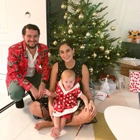 Marissa Nasution yang sedang mengandung anak keduanya merayakan Natal di Singapura bersama dengan suami, Benedict Brueggemann dan anak pertamanya, Alaia. Dalam akun Instagram Marissa menuliskan tidak bisa merayakan Natal di Jerman, kampung halaman suaminya ,”Merry Christmas and Happy Holidays from our family to yours 🏼 This is the best family picture we managed to get out of the 176 we took yesterday. #familyproblems. Kalau di Jerman kita merayakan Natal di tanggal 24 December dan tahun ini kita tidak balik ke Jerman jadi kita merayakan bersama temen2 di Singapore. So happy holidays and hope you have a lovely time with your family and friends, tulisnya. Foto: instagram @marissaln