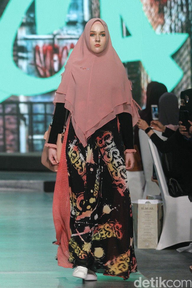 Fashion show Si.Se.Sa menampilkan koleksi busana muslim untuk liburan yang berkonsep syari di InterContinental Hotel Jakarta, Selasa [3/12/2019]. Foto: Mohammad Abduh/Wolipop