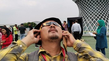 Pengunjung diberikan kacamata khusus. Jakarta hanya mendapatkan Gerhana Matahari Sebagian, hanya sekitar 72%. (detikINET/Aisyah Kamaliah)