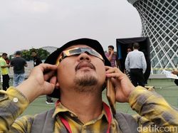 Serunya Momen Gerhana Matahari Cincin di TMII