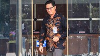 Febri Diansyah menyatakan mundur dari jabatannya sebagai juru bicara KPK usai diminta memilih antara posisi juru bicara atau Kepala Biro Humas dan Pemberitaan KPK.