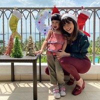 Gisella Anastasia dan buah hatinya, Gempita Nora Marten merayakan Natal di Hotel Shangri-Las Rasa Sentosa Resort & Spa di Singapura. Gisel dan Gempita tampak kompak dengan memakai topi santa. Foto: instagram @gisel_la