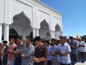 Warga Simeulue Gelar Salat Gerhana Matahari