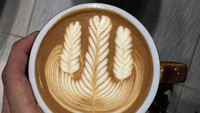Kreasi klasik Rosetta yang dibuat oleh Irvine Quek, barista muda dan berbakat asal negeri Jiran, Malaysia. Foto: Instagram @irvine_nj