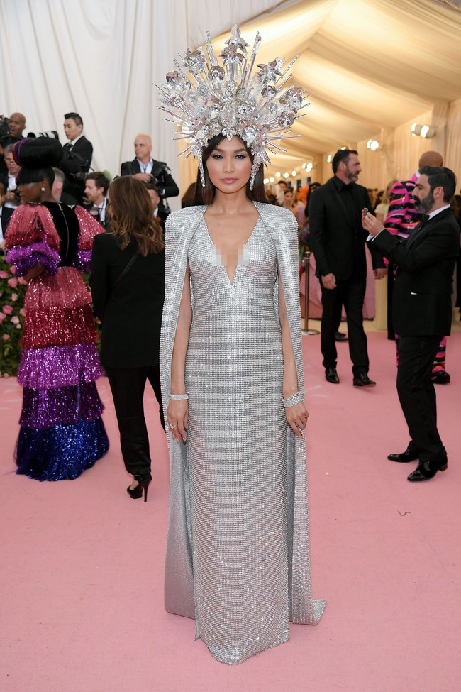 Gemma ChanSalah satu nama baru dalam daftar selebriti berbusana terbaik tahun ini adalah Gemma Chan. Wanita yang dikenal lewat film Crazy Rich Asians tersebut memang sering tampil dengan opsi busana menawan, termasuk saat hadir di MET Gala mengenakan karya Tom Ford. Foto: Getty Images