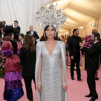 Gemma ChanSalah satu nama baru dalam daftar selebriti berbusana terbaik tahun ini adalah Gemma Chan. Wanita yang dikenal lewat film Crazy Rich Asians tersebut memang sering tampil dengan opsi busana menawan, termasuk saat hadir di MET Gala mengenakan karya Tom Ford. Foto: Getty Images