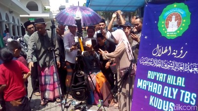 Warga Kudus Ramai-ramai Saksikan Gerhana Matahari