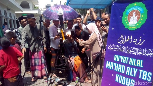 Warga Kudus Ramai-ramai Saksikan Gerhana Matahari