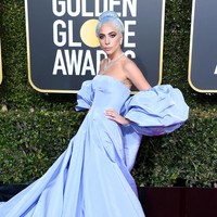 Lady GagaTak heran jika Lady Gaga masuk dalam daftar. Namun beberapa waktu belakangan penyanyi dan aktris itu disoroti karena opsi busananya yang lebih elegan dari pada eksentrik. Gaun Valnetino yang dipakai di Golden Globes ini pun disebut sebagai dress of the year. Foto: Getty Images