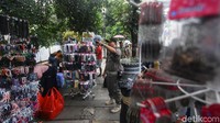 Petugas melakukan pendekatan persuasif agar para pedagang ini tak menggelar lapaknya di trotoar lagi.