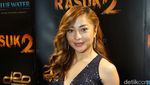 Nikita Willy Pamer Bahu dengan Dress Belahan Rendah