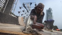 Panggung tersebut nantinya akan digunakan untuk meramaikan pesta akhir tahun di Jakarta. 