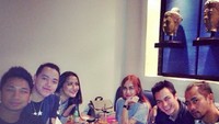Terakhir, ada kebersamaan Aura Kasih dengan rekan sesama artisnya saat makan bersama di sebuah restoran. Sebelum makan, abadikan dulu dengan berfoto.  Foto: Instagram @aurakasih