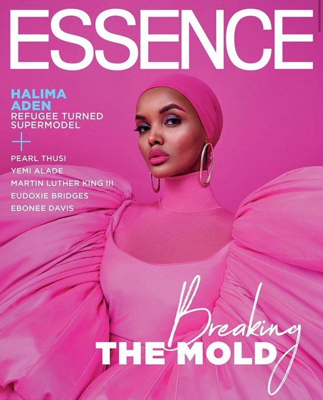 Halima Aden menjadi wanita berhijab pertama yang berhasil tampil di sampul majalah Essence. Lewat akun Instagramnya ia merasa senang karena bisa menjadi model sampul berhijab pertama untuk majalah fashion bergengsi di Amerika tersebut. Foto: Dok. Instagram @halima