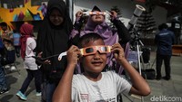 Sejumlah anak-anak nampak antusias menggunakan kacamata untuk menyaksikan Gerhana Matahari Cincin di kawasan Taman Ismail Marzuki, Jakarta, Kamis (26/12/2019).