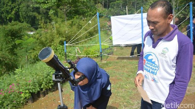 Ramai-ramai Lihat Gerhana dari Atas Bukit Cinta Banjarnegara