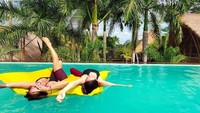 Bersama teman-temannya, Kissa juga seru-seruan di kolam renang. Kissa liburan ke Bali dalam rangka detoks dari alkohol dan obat-obatan terlarang. (Instagram/@coyotelovesyou)