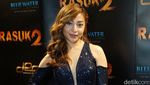 Nikita Willy Pamer Bahu dengan Dress Belahan Rendah