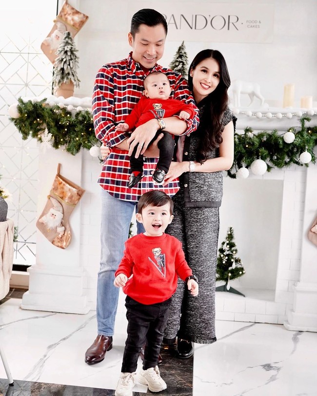 Sandra Dewi merayakan momen Natal bersama dengan suami yang merupakan pengusaha sukses, Harvey Moeis dan kedua buah hatinya Raphael Moeis dan Mikhael Moies. Sandra tampak stylish menggunakan setelan berwarna abu-abu. Sedangkan suami dan kedua putranya kompak berbusana merah-hitam. Foto: instagram @sandradewi88