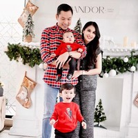 Sandra Dewi merayakan momen Natal bersama dengan suami yang merupakan pengusaha sukses, Harvey Moeis dan kedua buah hatinya Raphael Moeis dan Mikhael Moies. Sandra tampak stylish menggunakan setelan berwarna abu-abu. Sedangkan suami dan kedua putranya kompak berbusana merah-hitam. Foto: instagram @sandradewi88