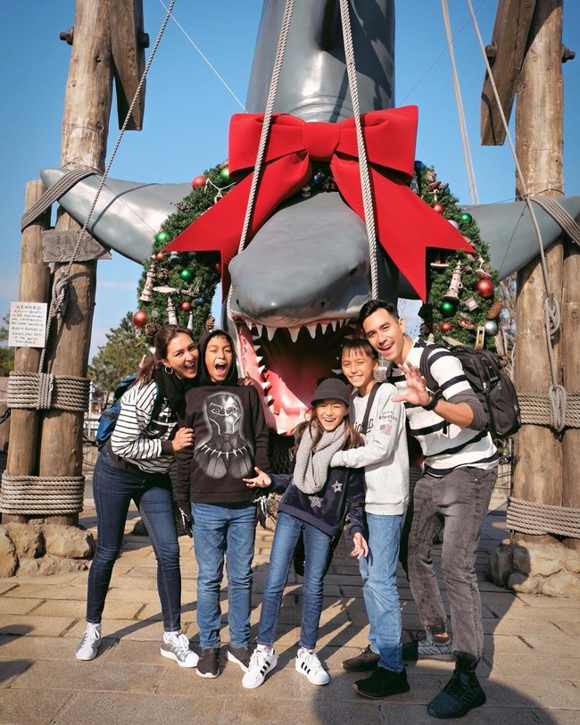 Sama seperti keluarga Ari Lasso, pasangan selebriti Darius Sinathrya dan Dona Agnesia memboyong anak-anak mereka untuk pertama kalinya liburan dan merayakan hari Natal di Jepang. Universal Studio Jepang di Osaka menjadi salah satu destinasi liburan keluarga Darius. Foto: instagram @darius_sinathrya