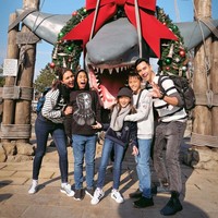 Sama seperti keluarga Ari Lasso, pasangan selebriti Darius Sinathrya dan Dona Agnesia memboyong anak-anak mereka untuk pertama kalinya liburan dan merayakan hari Natal di Jepang. Universal Studio Jepang di Osaka menjadi salah satu destinasi liburan keluarga Darius. Foto: instagram @darius_sinathrya