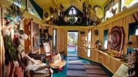 Pasangan ini, keduanya adalah pemahat kayu. Mereka membuat berbagai macam kerajinan untuk hiasan rumah (Facebook/Catherine King)