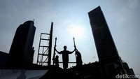 Sejumlah petugas menyelesaikan pembangunan panggung persta tahun baru di kawasan Bundaran Hi, Jakarta, Kamis (26/12/2019).