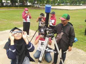 Pecinta Astronomi Pantau Gerhana Matahari di Simpang Lima Semarang